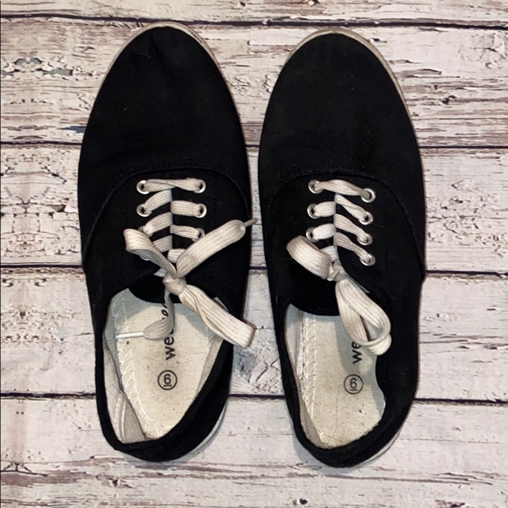🌵3/$20• Classic Black Low Top Sneaker White Laces